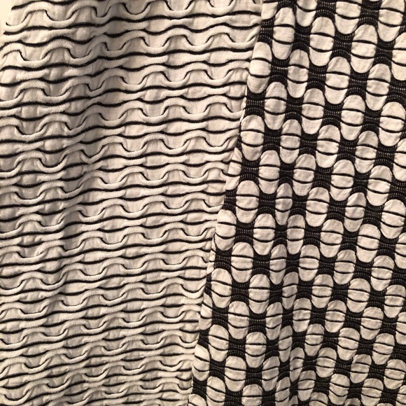 Bundle of 3 AMAZING & VERSATILE tank tops!! - Picture 3 of 14